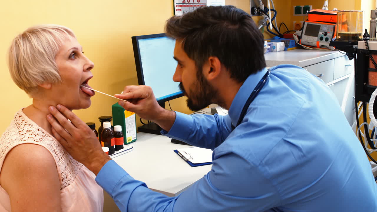 médico examinando a un paciente