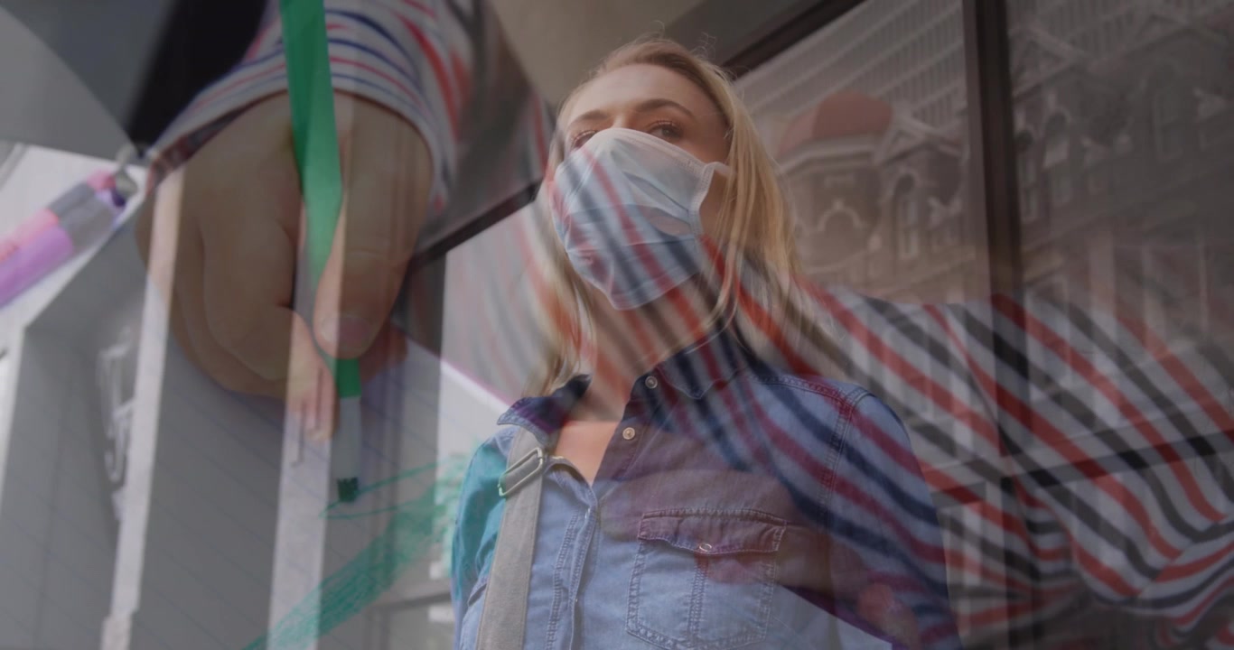 Sammensatt video av kaukasisk kvinne med ansiktsmaske mot student som studerer på skolen