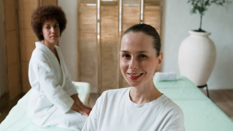 Two-women-in-a-massage-room