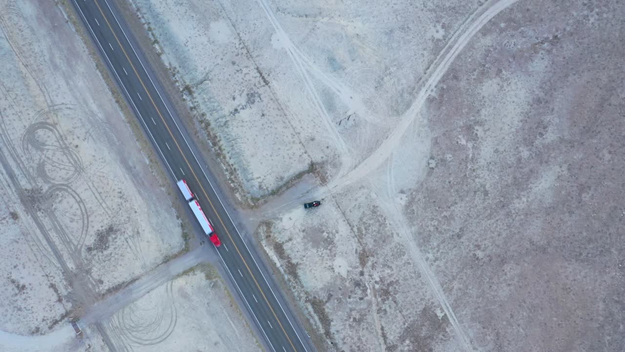 디저트에서 트럭을 타고 내려오는 드론