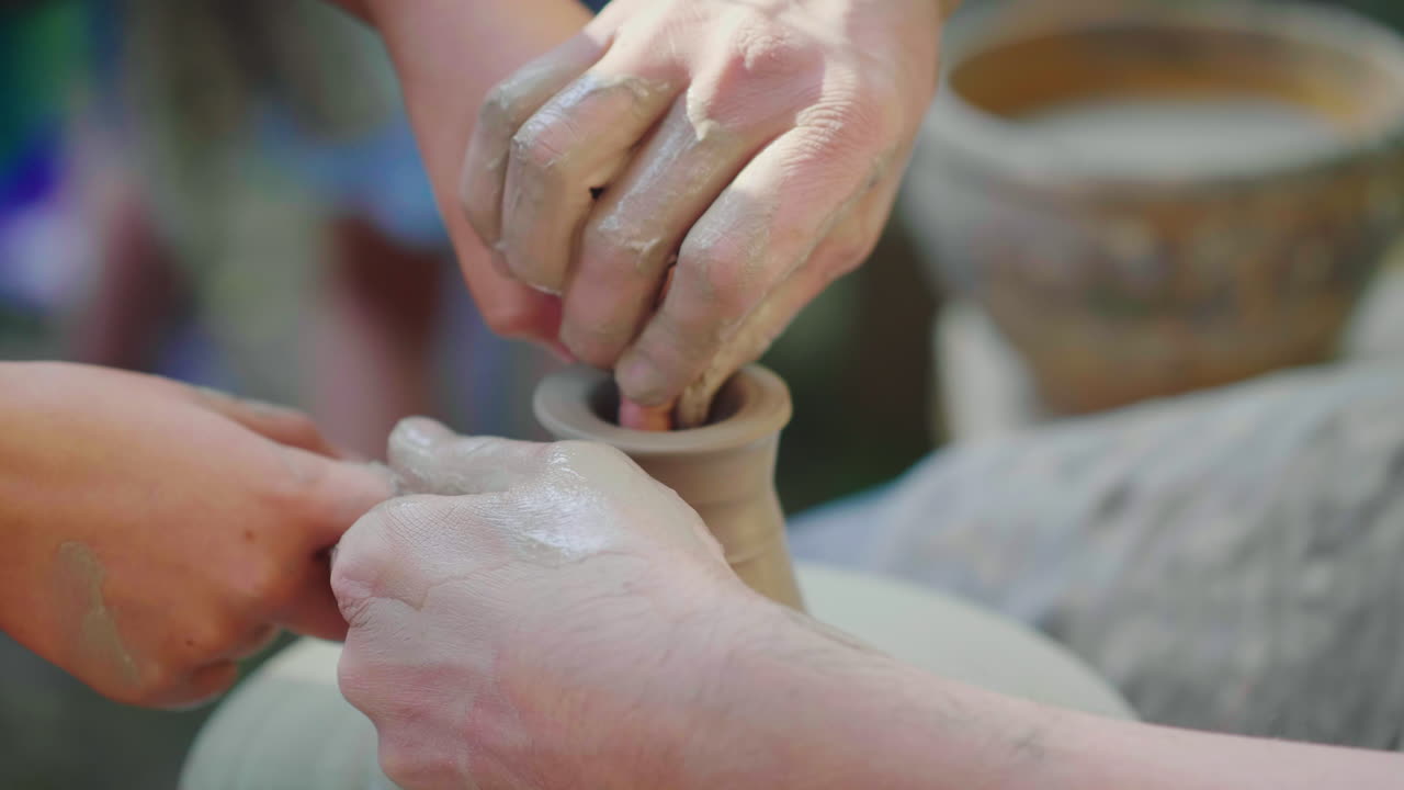 maestro alfarero enseña al niño su habilidad el concepto es la transmisión de la experiencia por generatio
