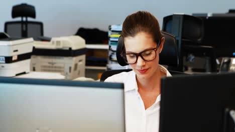 mujer ejecutiva trabajando en la computadora en el escritorio