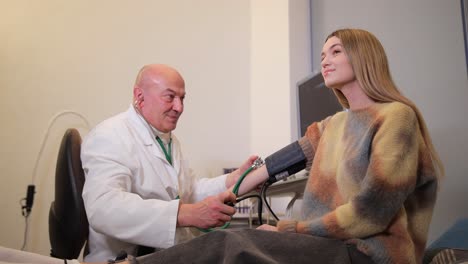 médico controlando la presión arterial de un paciente