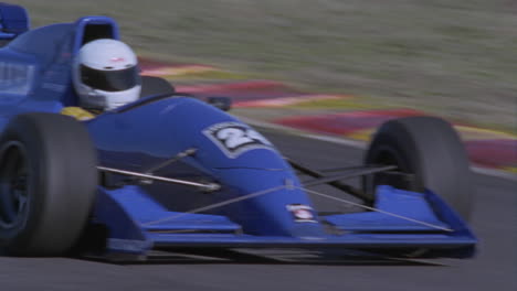 un coche de carreras acelera por la pista 2