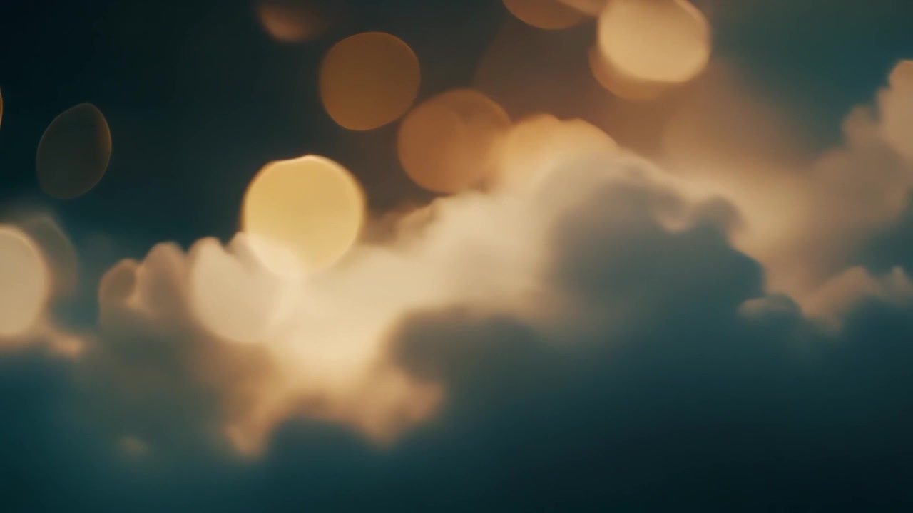 Abstrakta gyllene bokeh-ljus som flyter över mörka moln