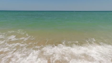 Hermosas-Olas-Espumosas-De-Las-Aguas-Cristalinas-De-La-Playa-De-Porto-Recanati-Pineta,-Conero