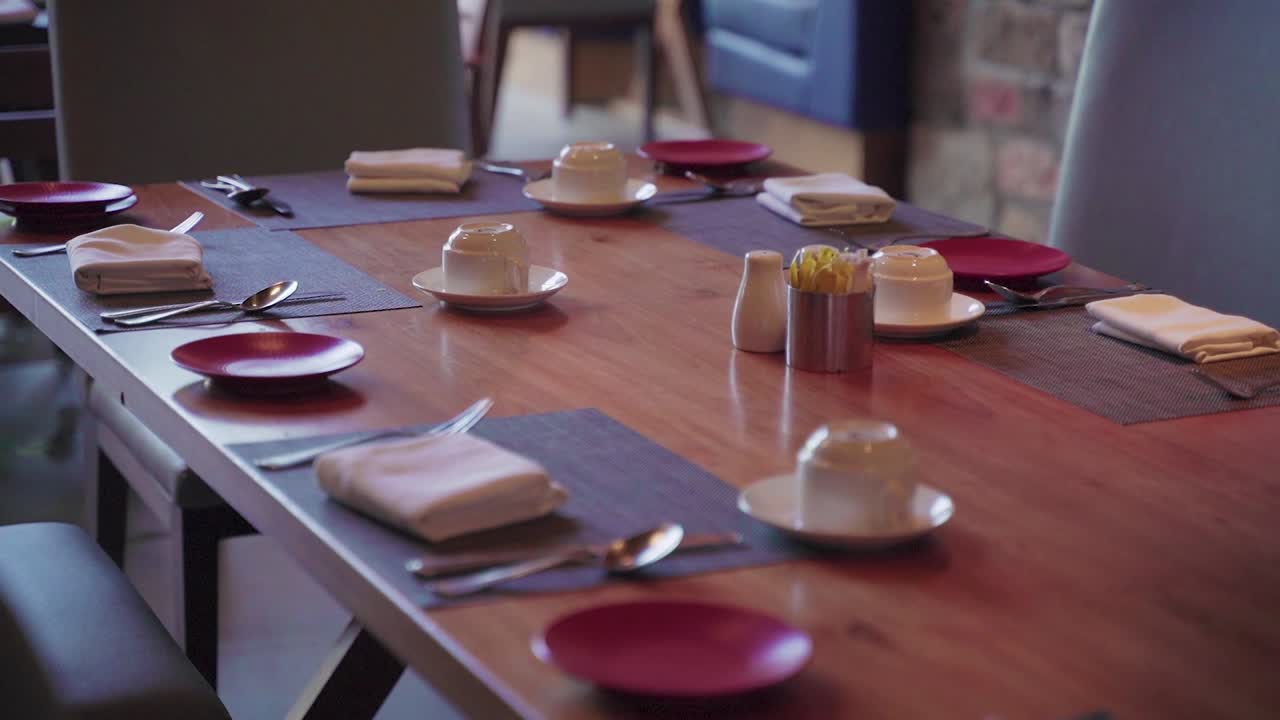 실내 환경에서 컵, 접시 등과 함께 비공식적으로 놓인 테이블