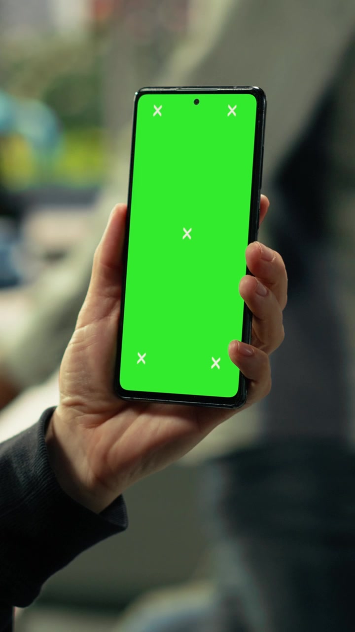 Mockup verticale su smartphone con un uomo di colore seduto in un'autostazione affollata