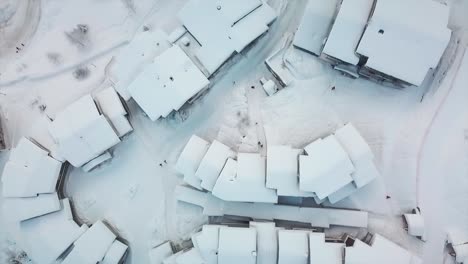 vista aérea de un avión no tripulado sobre una estación de esquí nevada francesa durante el invierno