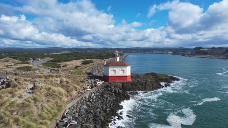 Impresionante-Toma-Aérea-De-Dron-De-4k-Que-Muestra-El-Faro-Del-Río-Coquille-Y-El-Mar-Hacia-El-Noroeste-Del-Pacífico