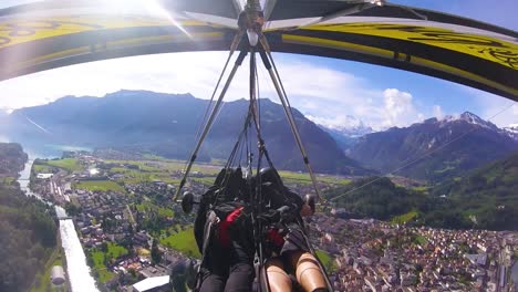 buena toma aérea de gopro pov de un ala delta volando sobre los alpes y pueblos de suiza 4