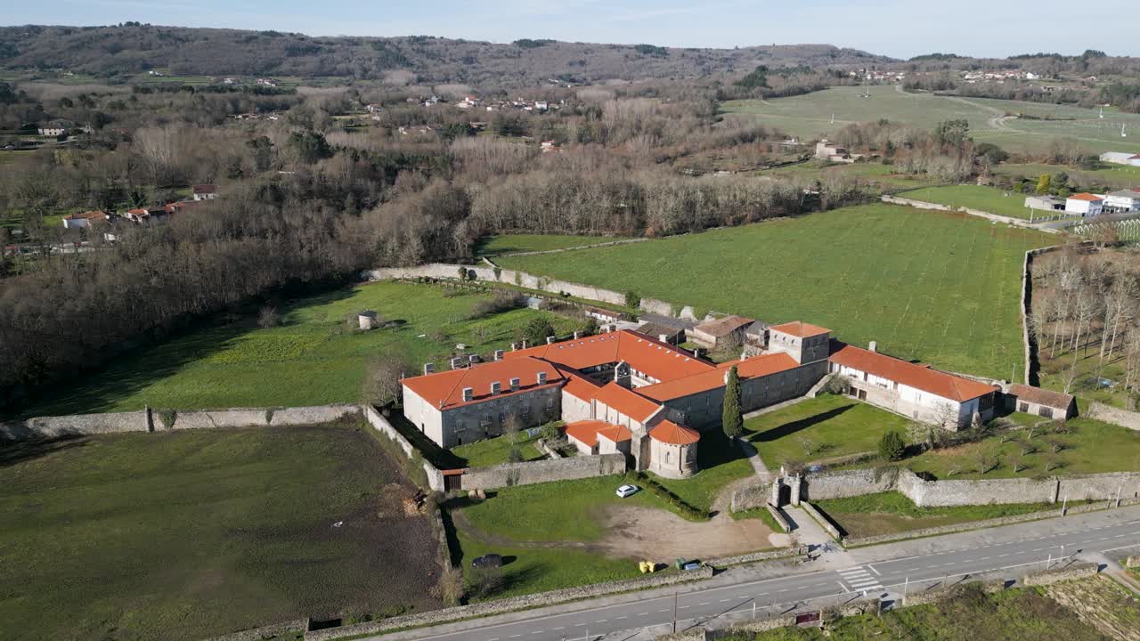 Ripresa aerea panoramica che scende verso il monastero di San Salvador de Ferreira a mezzogiorno.