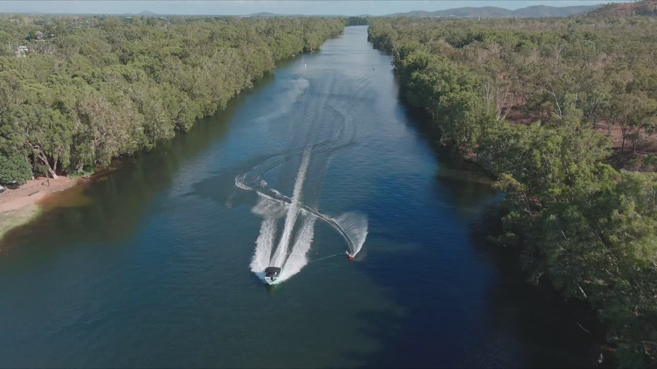 volando frente a un esquiador acuático durante una competencia de slalom