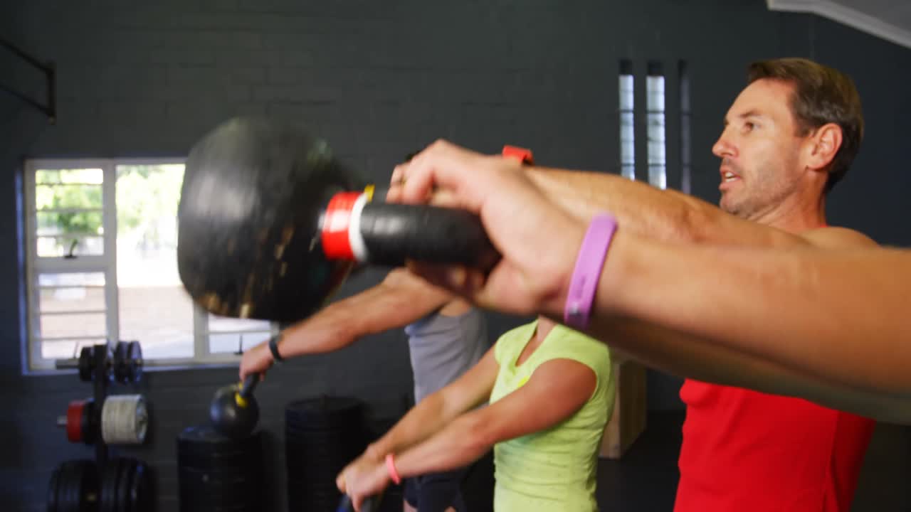 grupo de personas haciendo ejercicio con kettlebell