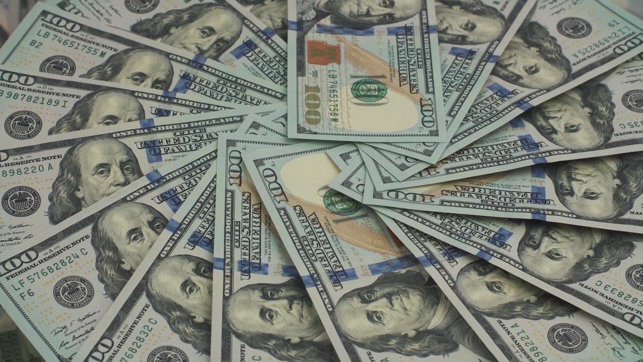 Fondo de billetes de 100 dólares estadounidenses girando