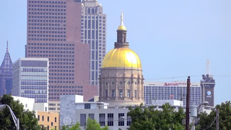 el edificio del capitolio del estado de georgia con el fondo del horizonte de atlanta