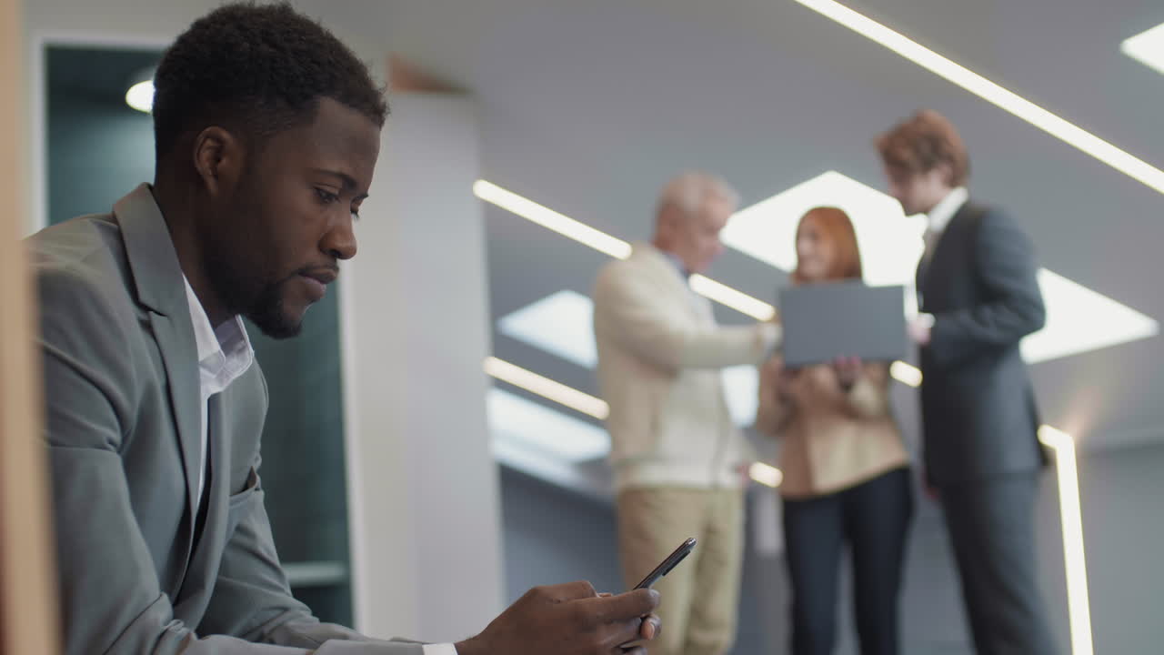 varios empresarios que trabajan en un espacio de coworking