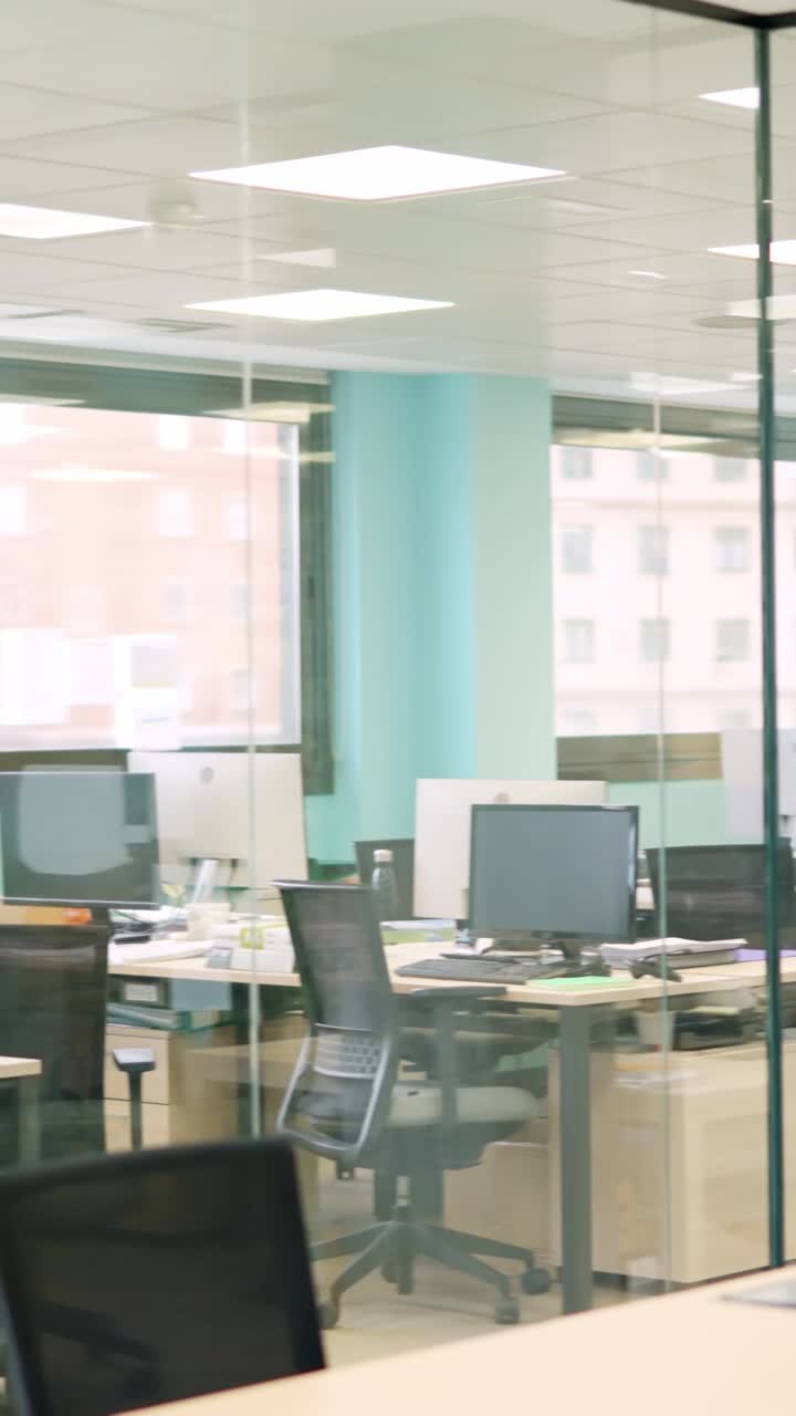 Oficina vacía con mucho espacio y luz