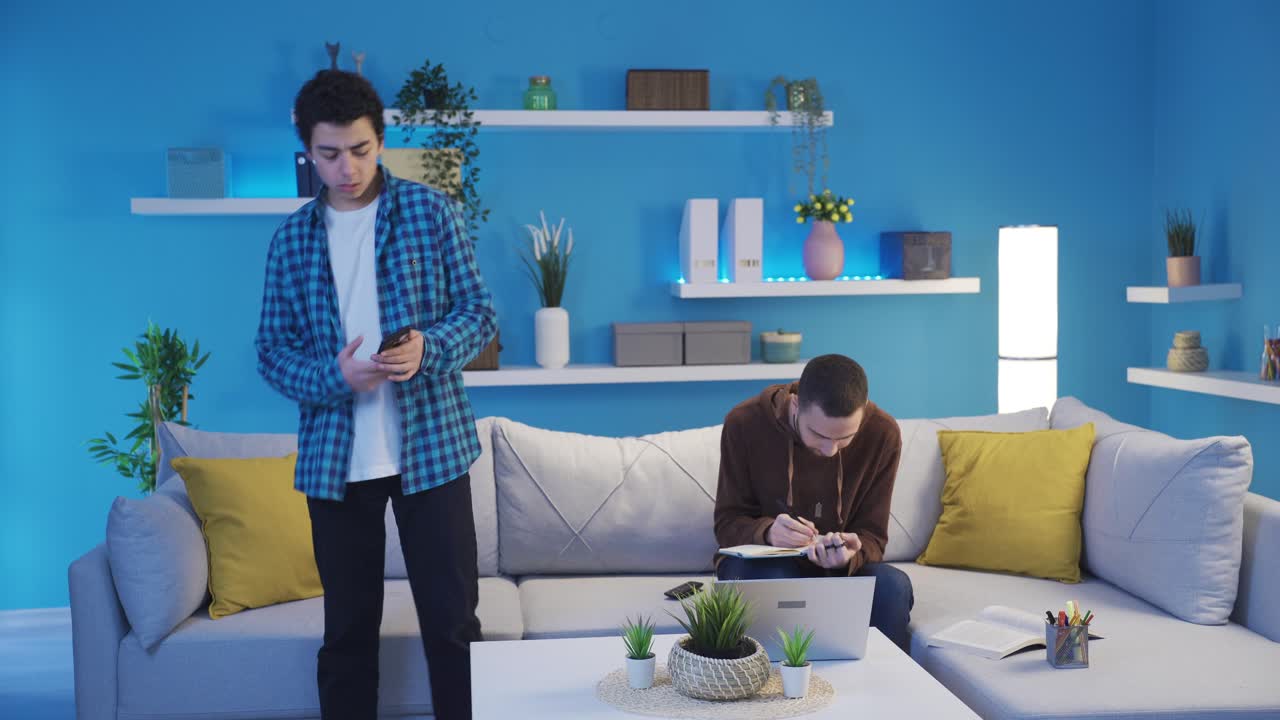 남동생이 공부하는 동생을 괴롭히고 있습니다.