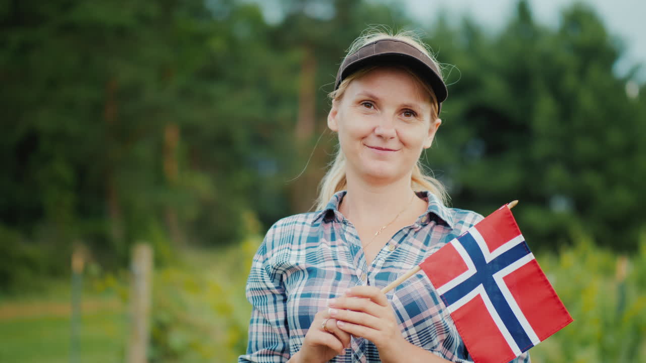 노르웨이 국기를 든 여성이 정원 노르웨이 농부들에 맞서 서 있다