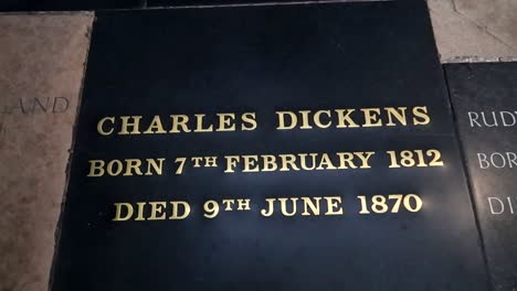 Primer-Plano-De-La-Tumba-De-Charles-Dickens-Dentro-De-La-Abadía-De-Westminster-En-Londres,-Reino-Unido