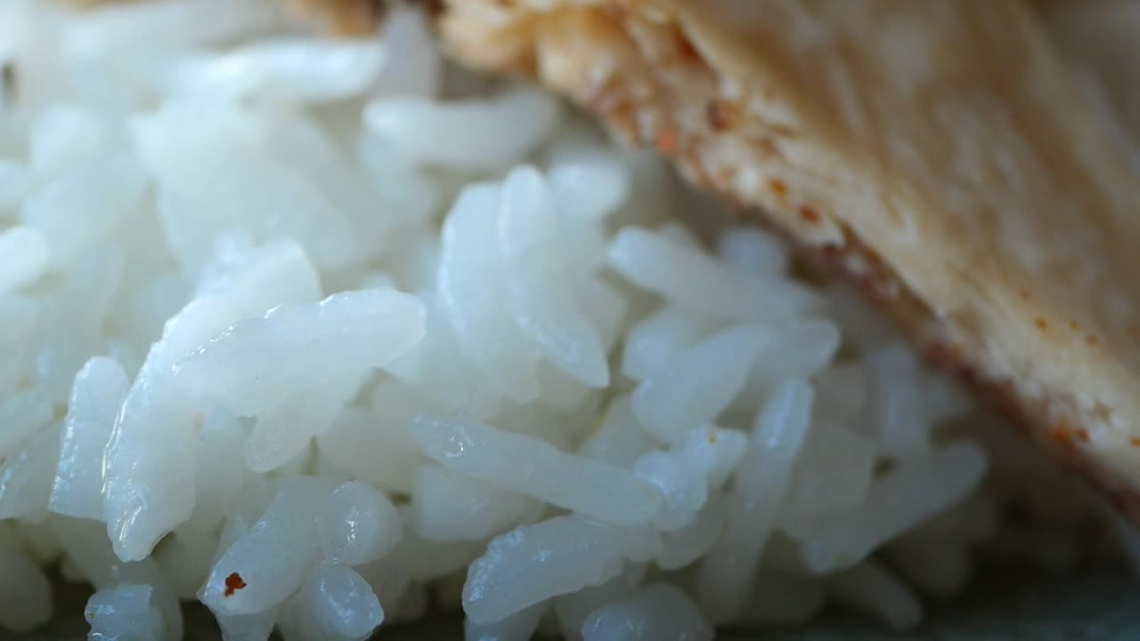 primer plano de arroz blanco cocido