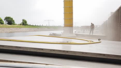 enorme dispositivo de transporte de granos que sopla granos de trigo en un buque de carga