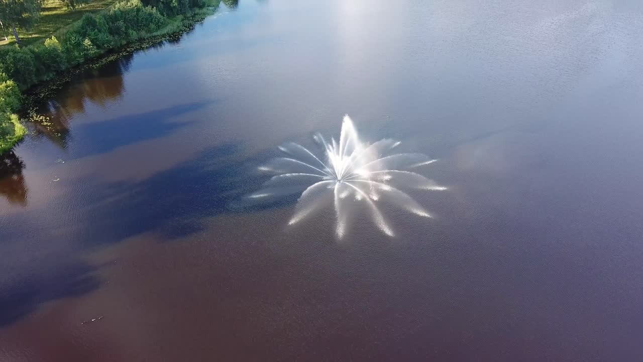 вид с высоты птичьего полета на фонтан в озере теперис, город смилтене в латвии