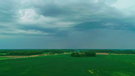 Vastas-Tierras-De-Cultivo-Bajo-Nubes-De-Tormenta-Que-Se-Acercan,-Serenas-Y-Siniestras