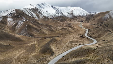 Coches-Circulando-Por-La-Autopista-A-Través-De-Lindis-Pass-En-La-Isla-Sur-De-Nueva-Zelanda