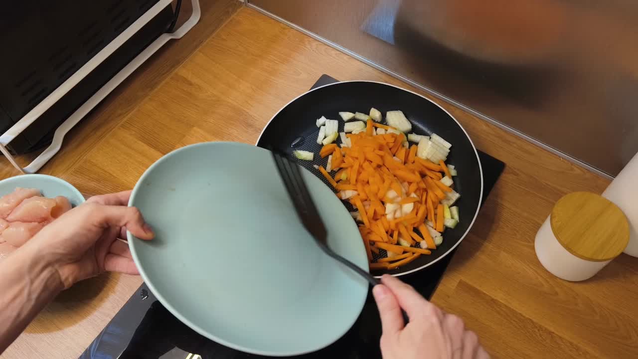 고기 와 채소 를 비 에 조리 하는 것