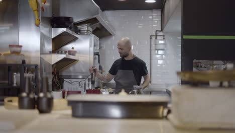 chef preparando comida en la cocina de un restaurante