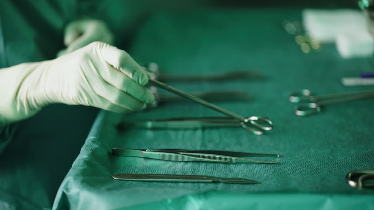 instrumentos quirúrgicos en un campo estéril