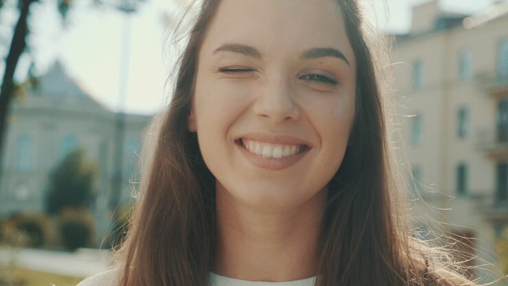 Una donna felice che sorride in città