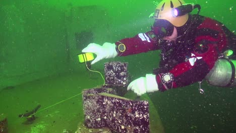 tech diver unwraps the secondary tie-off