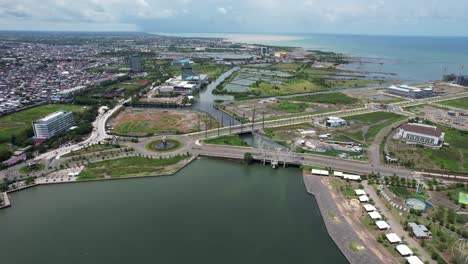 vista aérea del océano y el río en la ciudad de makassar sulawesi indonesia durante un día soleado con edificios en la distancia