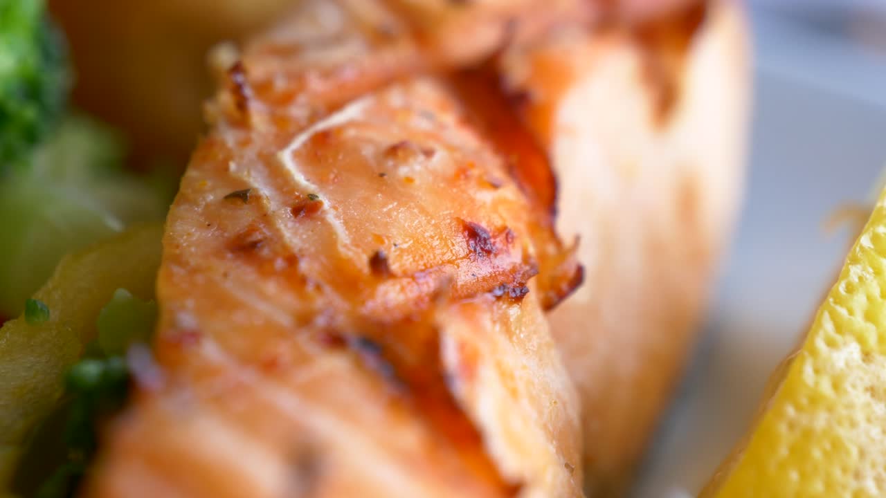 레몬과 브로콜리와 함께 긴 연어