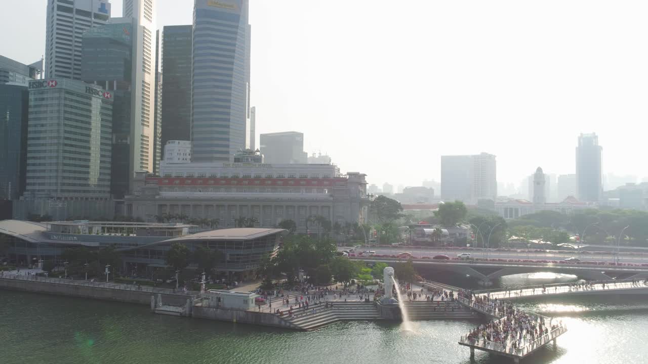 la bahía de marina de singapur y merlion