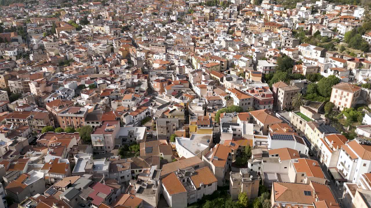 pueblo de montaña abarrotado de dorgali en un día soleado en cerdeña, italia
