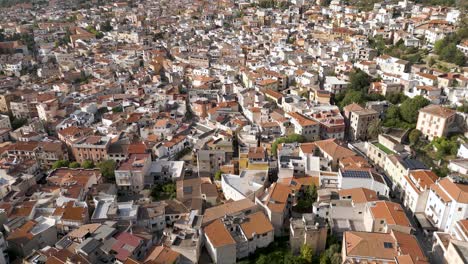 Pueblo-De-Montaña-Lleno-De-Gente-De-Dorgali-En-Un-Día-Soleado-En-Cerdeña,-Italia