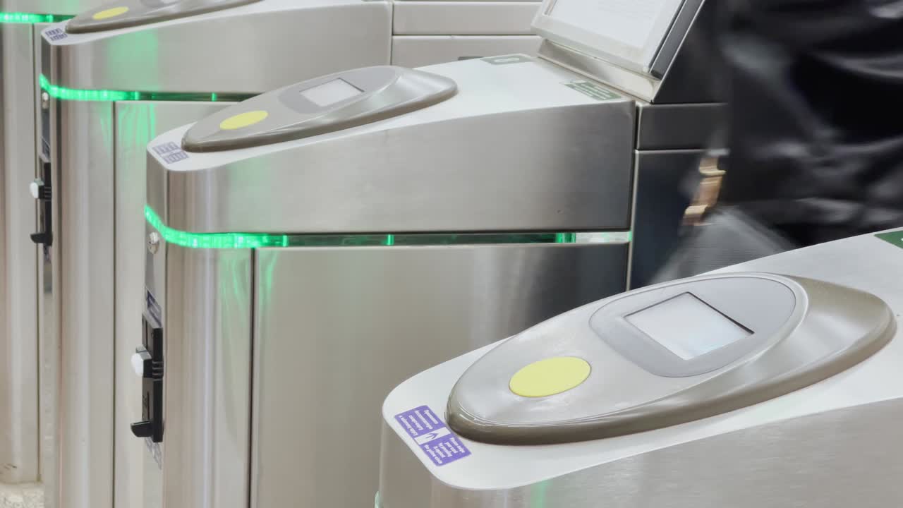 승객은 지하철역 입구에 있는 비접촉 결제 터미널에 가입 카드를 넣습니다.