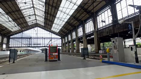la gare d'austerlitz es una importante estación de tren ubicada cerca de la orilla izquierda del sena en el distrito 13 de parís.