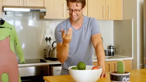 hombre usando teléfono móvil en la cocina 4k