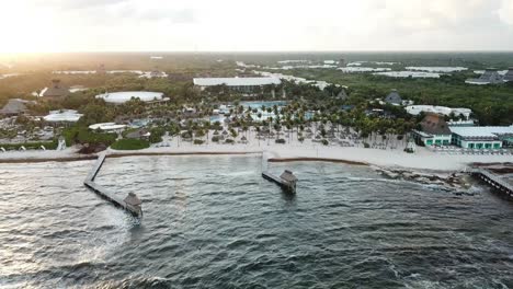 Drone-Hacia-Playas-De-Arena-Con-Palmeras-En-Vidanta-Riviera-Maya,-Quintana-Roo,-México