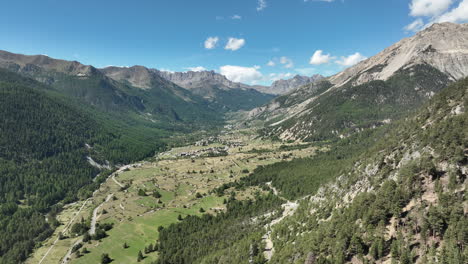 Hochgebirgsweide-Mit-Kühen,-Vieh,-Luftaufnahme,-Sonniger-Tag,-Französische-Alpen