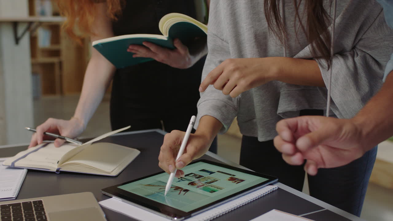 jóvenes empresarios diversos haciendo una lluvia de ideas equipo de diseño gráfico usando computadoras tablet diseñando diseño de sitios web compartiendo ideas trabajando juntos en un proyecto creativo en una oficina de moda