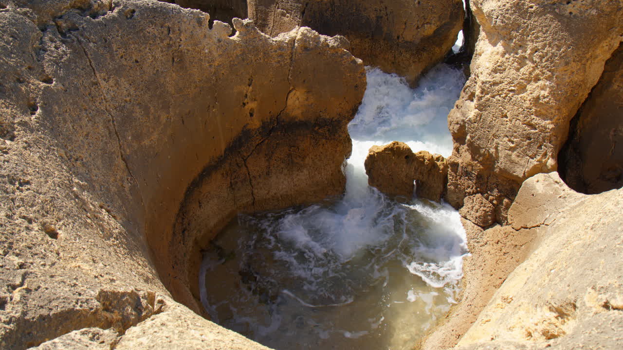 pequeños rincones rocosos en la playa de praia do evaristo en albufeira, algarve, portugal