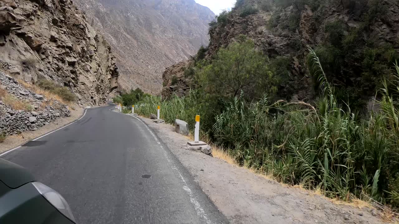 페루 고원 산맥을 통해 운전