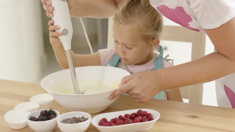 Süßes-Kleines-Mädchen,-Das-Von-Mutter-Backen-Lernt