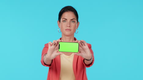 mujer sosteniendo un teléfono con pantalla verde